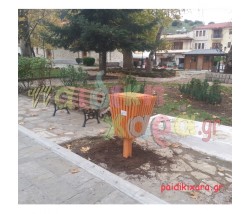 Ξύλινος κάδος απορριμμάτων με καπάκι